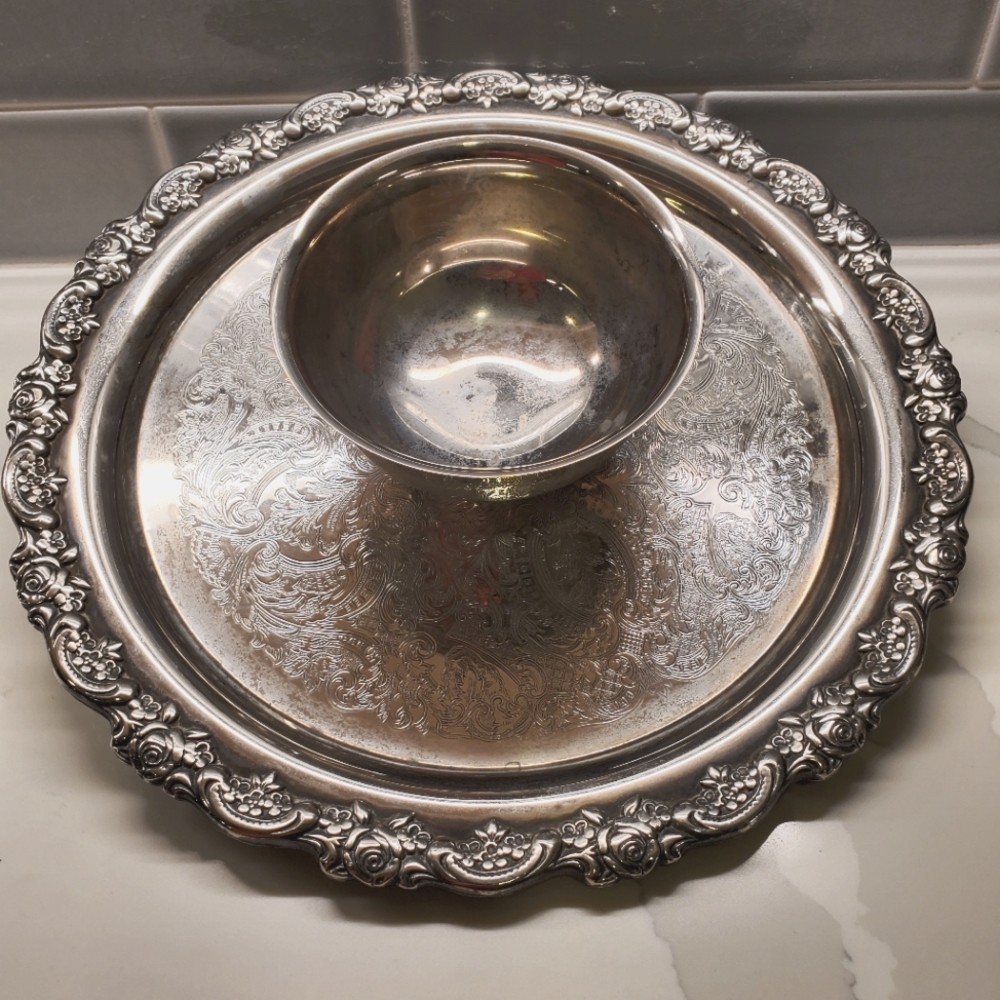 Oneida William A. Rogers Silversmiths 12"  Round Silver Plate Server with Attac